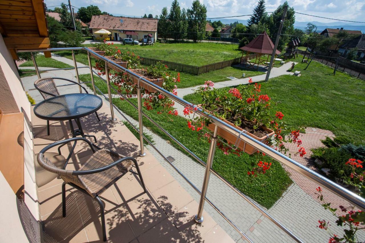 Camere De Inchiriat Hatuica Exterior photo